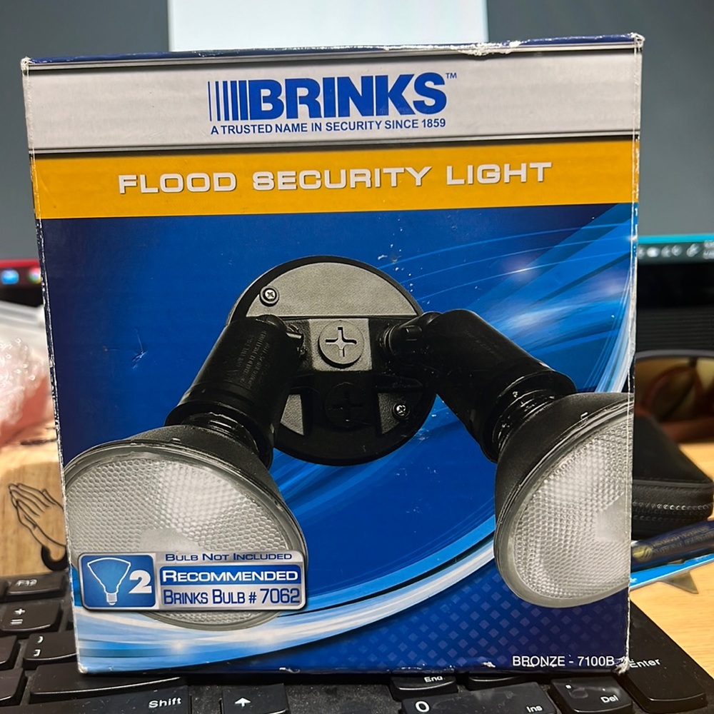 NIB Brinks 7100B 2 Head Flood Security Light. Recommended for Brinks Bulb #7062